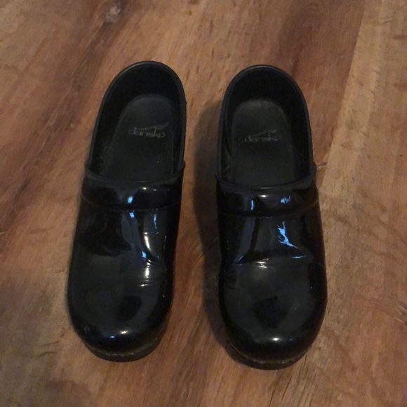 dansko patent leather shoes